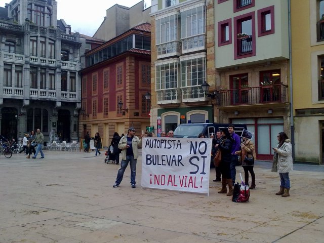 Los vecinos y vecinas de Ventanielles protestan frente al Ayuntamiento contra las obras del ramal de El Rubín y a favor de la conversión de la autopista en un bulevar